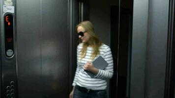 Jeune femme dans le ascenseur s'amuser et faire marrant visage video
