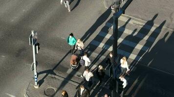 Menschen Kreuzung das Straße auf Grün Licht video