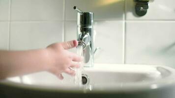 enfant main émouvant l'eau verser de robinet video