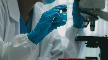 mão do cientista com teste tubo e frasco dentro médico química laboratório azul bandeira fundo video