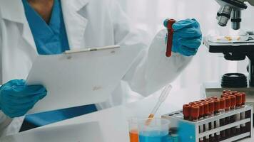 main de scientifique avec tester tube et ballon dans médical chimie laboratoire bleu bannière Contexte video