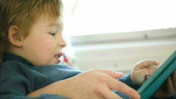jongen in de trein gebruik makend van touchpad gehouden door moeder video