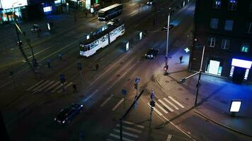 noche ciudad tráfico en tallín, Estonia cruce de caminos con público transporte se detiene video