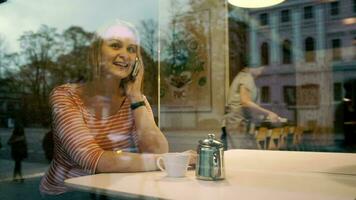 mulher falando em Móvel telefone dentro cafeteria video