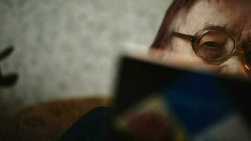 antiguo mujer en lentes leyendo un libro video