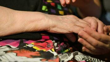 Jeune femme caressant sa grands-mères mains video