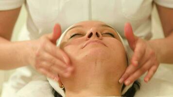 vrouw ontspannende gedurende gelaats behandeling Bij schoonheid spa video
