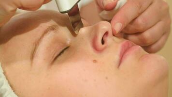 joven mujer consiguiendo ultrasónico limpieza de un nariz video