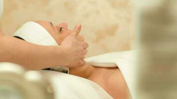 massagem terapia do mulher face às beleza spa video