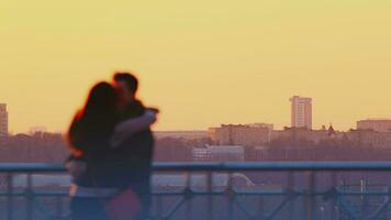 Jeune couple embrasser à le coucher du soleil video
