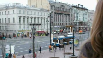 mulher com Smartphone levando As fotos do cidade video