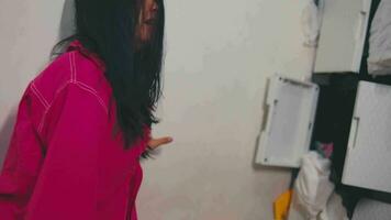 un asiático mujer estaba llorando y triste mientras gateando en su habitación porque ella estaba intimidado video