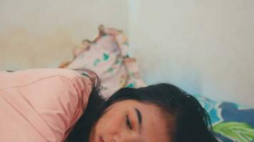 ein asiatisch Frau wacht auf oben von Schlaf sehr schläfrig video