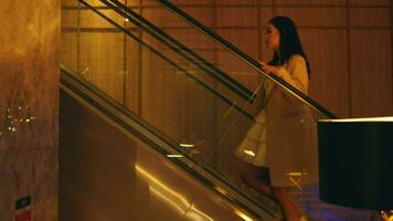 ein glamourös asiatisch Frau Spaziergänge im ein teuer Hotel mit großartig Vertrauen video
