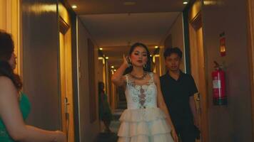 ein heiß asiatisch Frau Gehen mit ihr Freund im ein Hotel Flur video