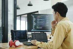 eso programador empieza trabajando en escritorio computadora. foto