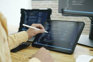 eso programador empieza trabajando en escritorio computadora. foto