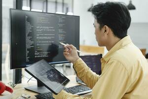 eso programador empieza trabajando en escritorio computadora. foto