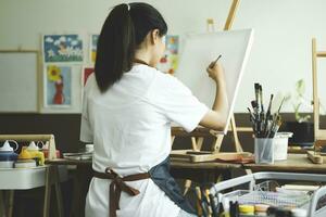 elaboración inspiración hembra artista dibujar y pintura en taller foto