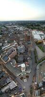 aéreo vertical panorámico ver de iluminado céntrico edificios, carreteras y central lutón ciudad de Inglaterra Reino Unido a comenzando de claro el clima noche de septiembre 5to, 2023 foto