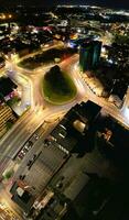 aéreo vertical panorámico ver de iluminado céntrico edificios, carreteras y central lutón ciudad de Inglaterra Reino Unido a comenzando de claro el clima noche de septiembre 5to, 2023 foto