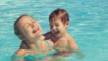 madre e sua figlio nel il all'aperto nuoto piscina video