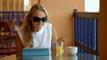 vrouw in cafe met tablet pc video