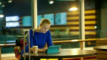 gebruik makend van een touchpad in de luchthaven terminal video