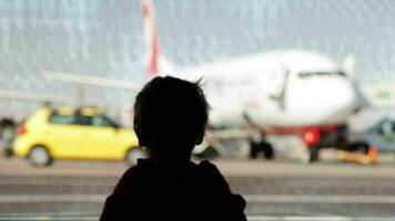 kleiner Junge beobachtet Flugzeuge am Flughafen video