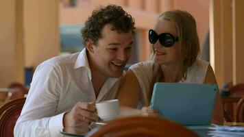 man en vrouw kijken naar foto's op tablet pc video