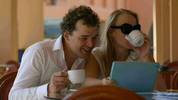 aimant couple dans café avec pavé tactile video