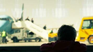 pequeño chico a el aeropuerto video