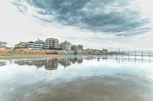 bajo marea en el adriático riviera foto