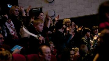 Menschen applaudieren im das Theater video