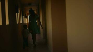 mãe e filho dentro hotel corredor video