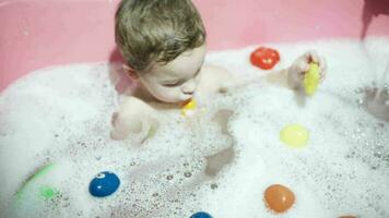 garçon en jouant dans le une baignoire video