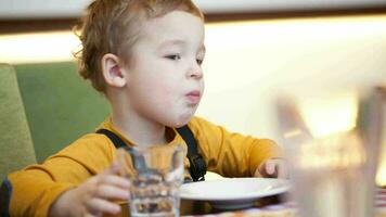 Junge beim das Tabelle im Cafe video