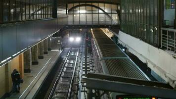 Züge beim Metro Bahnhof im Moskau video