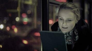 Frau mit Touchpad im das Bus video