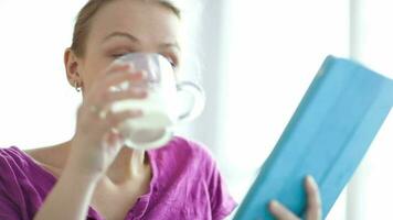 vrouw gebruik makend van haar touchpad video