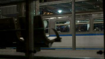 tren dejando metro estación en Moscú video
