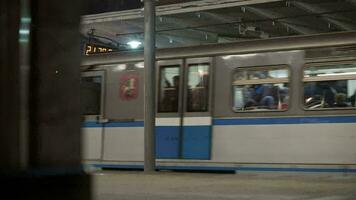 trens às metro estação dentro Moscou video