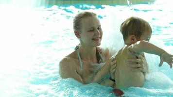 Mutter und ihr Sohn im das Schwimmen Schwimmbad video