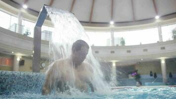 hombre debajo agua corriente en el nadando piscina video