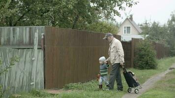 Opa und Enkel Kommen in Tor video
