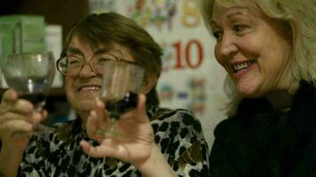 två kvinnor njuter av en drink tillsammans video