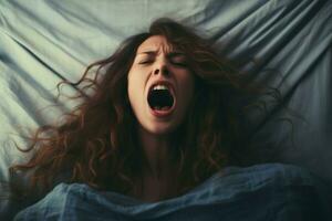 mujer gritando en cama. generar ai foto