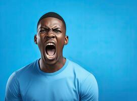joven africano americano hombre gritando en contra un azul antecedentes. ai generado foto