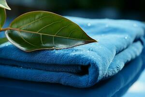 naturalezas tocar, hoja y toalla en calmante azul ai generado foto