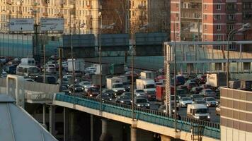 Tempo lapso tráfego congestionamento em a urbano viaduto video